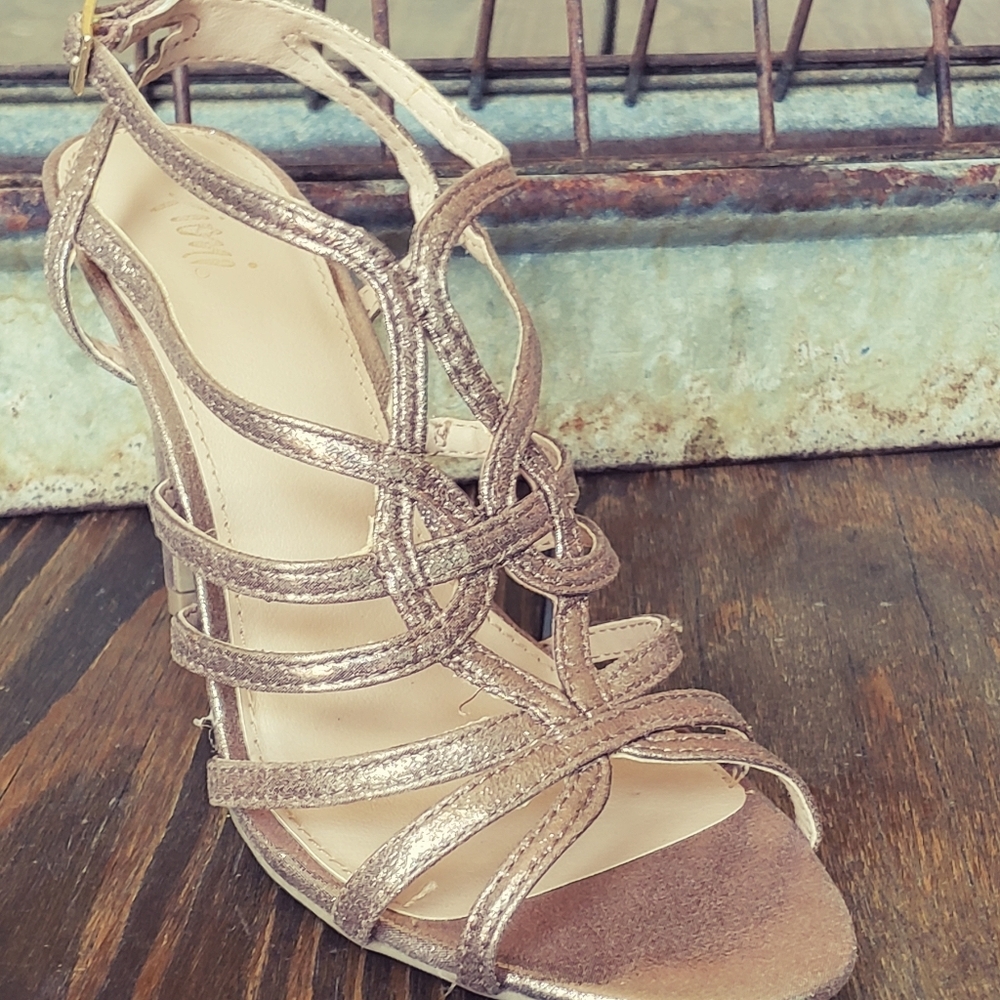 New! Fioni Champagne Heel - Picture 6 of 8